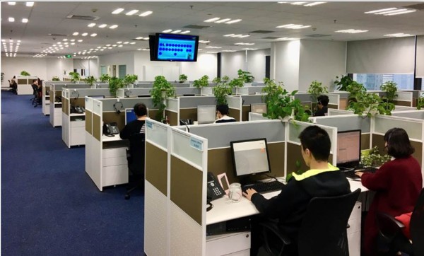 房间里有几个人 低可信度描述已自动生成