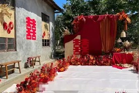 新人返乡办婚礼用玉米南瓜柚子装扮场地,全部花费不到5000元图片