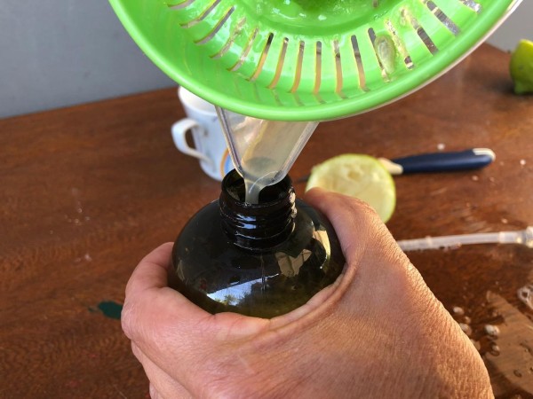 把檸檬汁倒入瓶中 