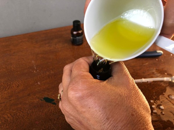 倒入Sal Suds 清潔劑