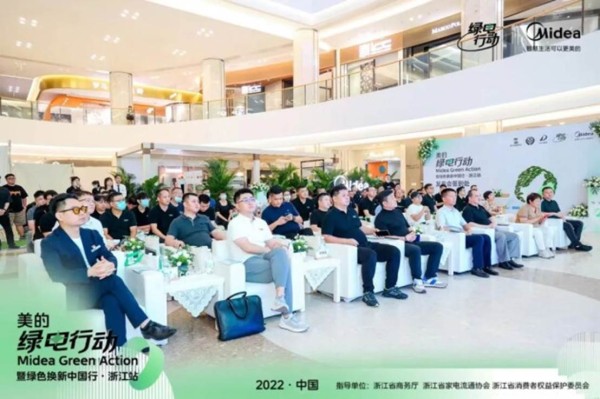 人们在看台上 中度可信度描述已自动生成