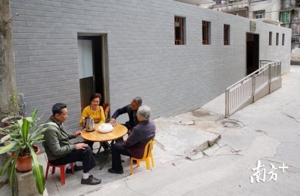 位于潮州市湘桥区开元路南一的公共厕所，内部干净，厕所无异味，平日里住在附近的市民会在旁边喝茶聊天。