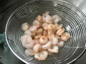 青豆炒虾仁(10分钟快手菜)的做法 步骤2