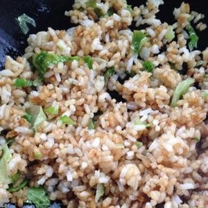 肉松海苔炒饭(快手早餐)的做法步骤 第2步