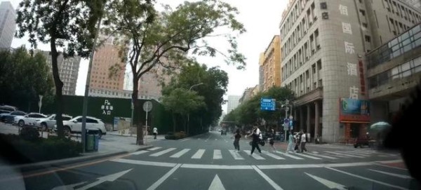 新手掌握以下8个跟车窍门后，开车将事半功倍，既安全又省心-有驾