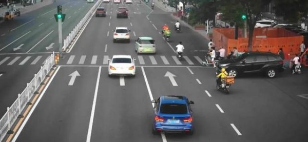 新手掌握以下8个跟车窍门后，开车将事半功倍，既安全又省心-有驾