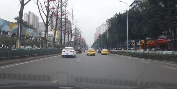 新手掌握以下8个跟车窍门后，开车将事半功倍，既安全又省心-有驾