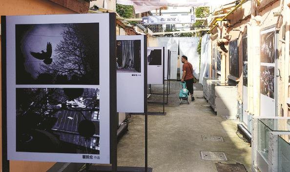 弄堂里展出的生活纪实老照片,让居民们感到十分亲切