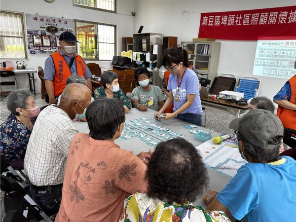 麻豆新楼医院社区健康中心主任尤苔安向社区居民宣导预防脑中风。（院方提供／宝智华台南传真）