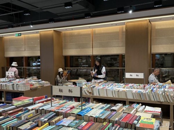 第一次通宵营业的上海古籍书店,读者“夜读”中。施晨露摄
