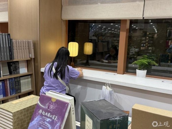 夜读的读者。施晨露摄