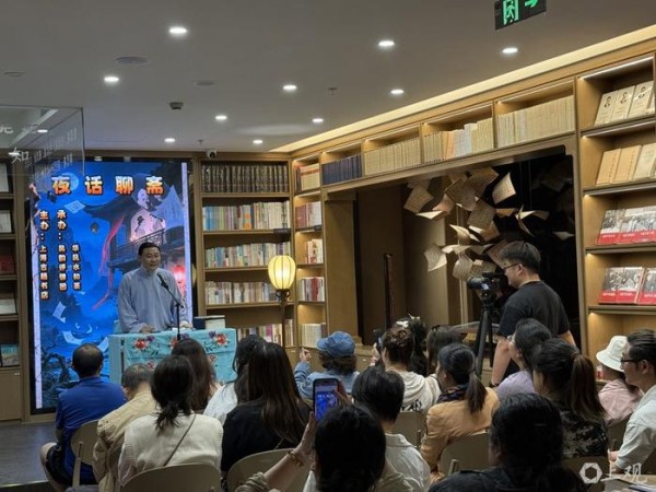 上海吴韵评弹团副团长陈传奇用海派说书演绎《画皮》。施晨露摄