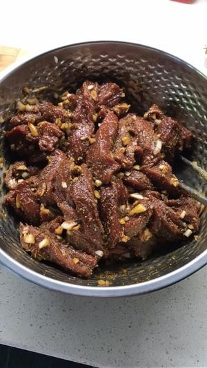 零失败的烤箱版生烤牛肉干的做法 步骤3