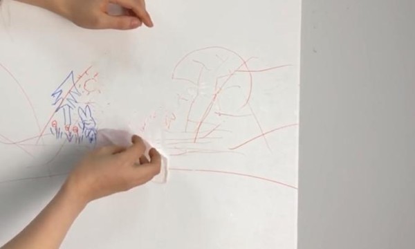 再也不怕孩子在墙上乱画了，不用一滴水，让墙壁和原来一样白