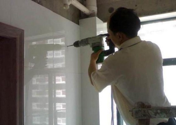 还傻傻给瓷砖上打孔？现在都用免孔工具装架子，5分钟就能挂东西