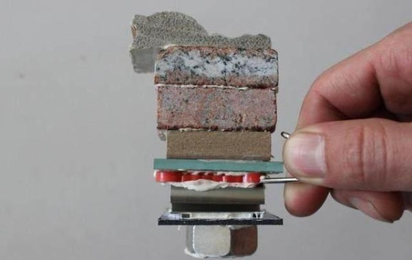 还傻傻给瓷砖上打孔？现在都用免孔工具装架子，5分钟就能挂东西