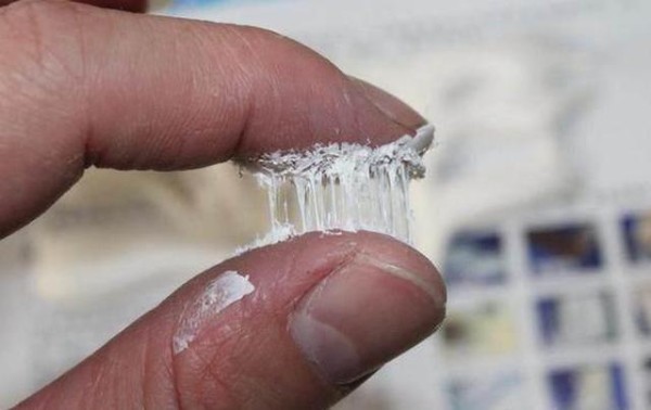 还傻傻给瓷砖上打孔？现在都用免孔工具装架子，5分钟就能挂东西