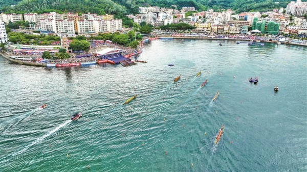 ▲2024粤港澳大湾区海上龙舟赛日前在大鹏新区南澳月亮湾畔举行。深圳晚报记者 严文婷 摄