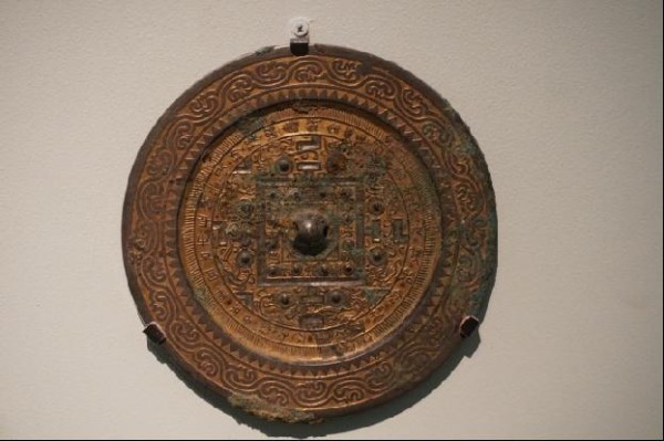图一 国博藏西安东郊十里堡出土新莽鎏金桼言四神博局镜(霍宏伟摄影)