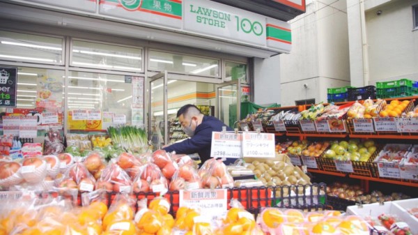 ▲罗森100店铺外生鲜果蔬陈列
