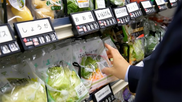 ▲罗森100店铺内传统价签