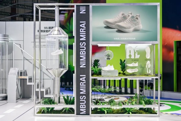亚瑟士展示了可回收利用的高性能跑鞋NIMBUS MIRAI。图源:亚瑟士