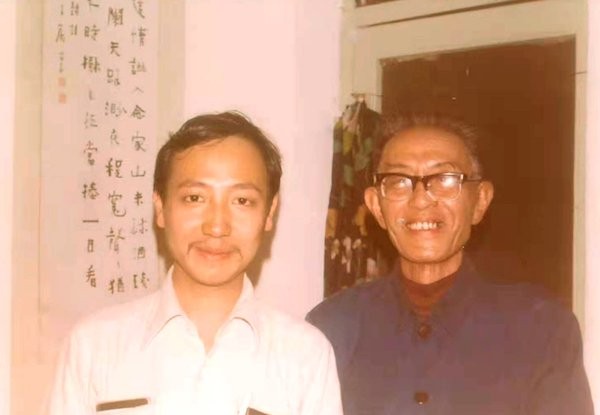 图中右立老者即严学宭。许习文供图