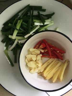 爆炒花甲(保留鲜味,不焯水的做法)的做法 步骤2