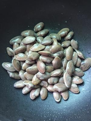 爆炒花甲(保留鲜味,不焯水的做法)的做法 步骤3