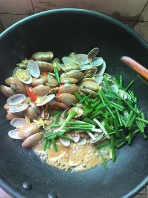 爆炒花甲(保留鲜味,不焯水的做法)的做法 步骤6