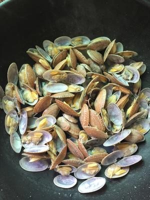 爆炒花甲(保留鲜味,不焯水的做法)的做法 步骤4