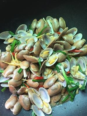 爆炒花甲(保留鲜味,不焯水的做法)的做法 步骤7