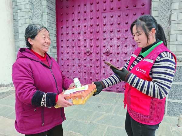 张雪将新鲜鸡蛋送达多多买菜提货点团长