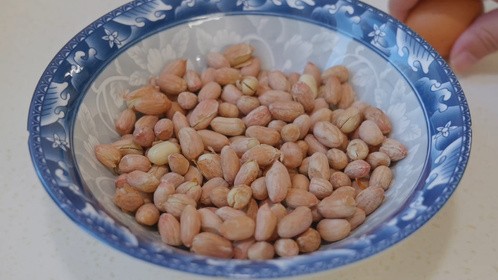 花生米别炒着吃了，往里放个鸡蛋，教你一个新吃法，上桌就抢光盘