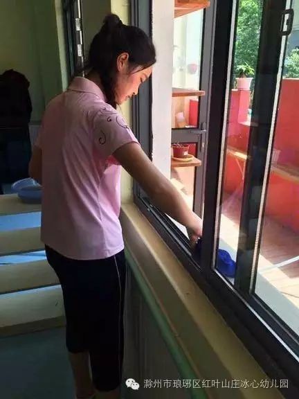 营造舒适环境 做好入园准备——红叶山庄幼儿园开展预备周卫生清洁工作-幼师课件网第4张图片