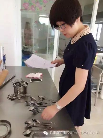 营造舒适环境 做好入园准备——红叶山庄幼儿园开展预备周卫生清洁工作-幼师课件网第9张图片