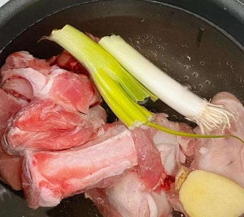 营养丰富，暖身又暖心的肉骨萝卜汤（家庭健康必备）