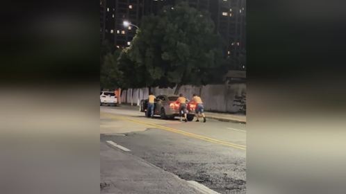 深夜街头，三个大哥一起推车回家 “他们几个喝了酒，没有酒驾”