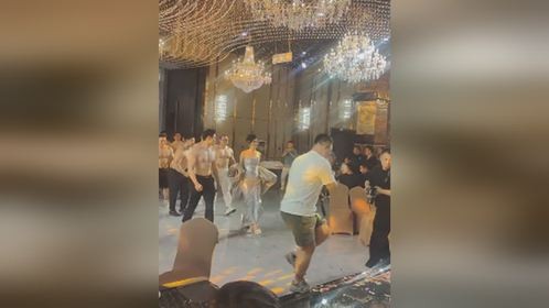 “肌肉男”集体炸场婚礼 观众不语 只是不停地拍照