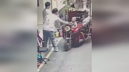 2岁小孩误拧动三轮车油门车辆失控 路过小伙伸手拦下