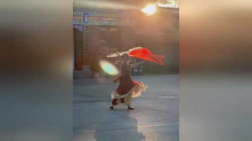 夕阳下的扇子舞！小女孩跳舞张弛有度 像一颗冉冉升起的新星