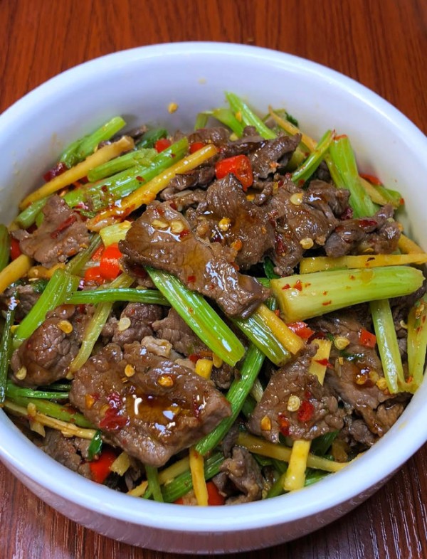 下饭神器又来了,试试这道芹菜炒牛肉!!的做法