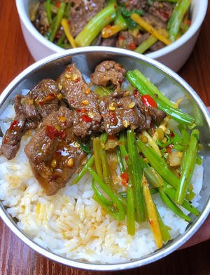 下饭神器又来了,试试这道芹菜炒牛肉!!的做法 步骤3