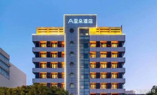 热搜爆了，亚朵酒店突然“翻车”：枕套事件引发热议