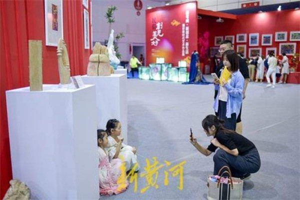 创见美好!文博会上年轻人展示才艺,将艺术与文化融入生活