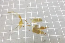 桌布上不小心滴到油了怎么办?教你一招不用洗洁精也能清除干净!视频封面