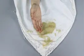 桌布上抹一些,不管多脏多旧的桌布,立马亮丽如新,方法太强了视频封面