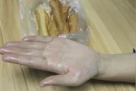 手上沾满油污根本不用洗洁精洗,用一个方法,轻松洗干净还不伤手视频封面