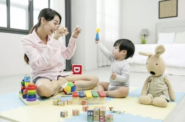 深圳早教师培训机构哪家好?全职妈妈当早教师工资高吗?!