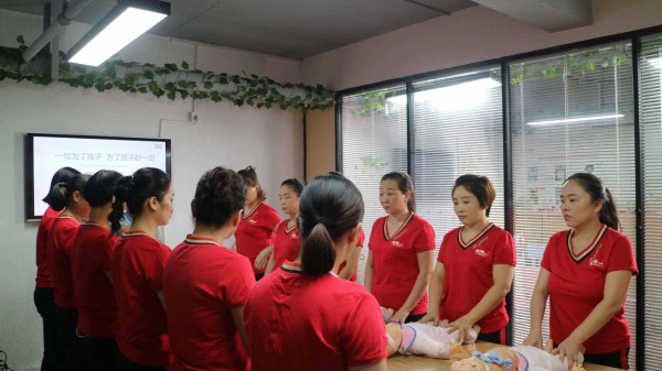 家政服务员月嫂和育婴师哪个工作好? 新手育婴师如何找工作?